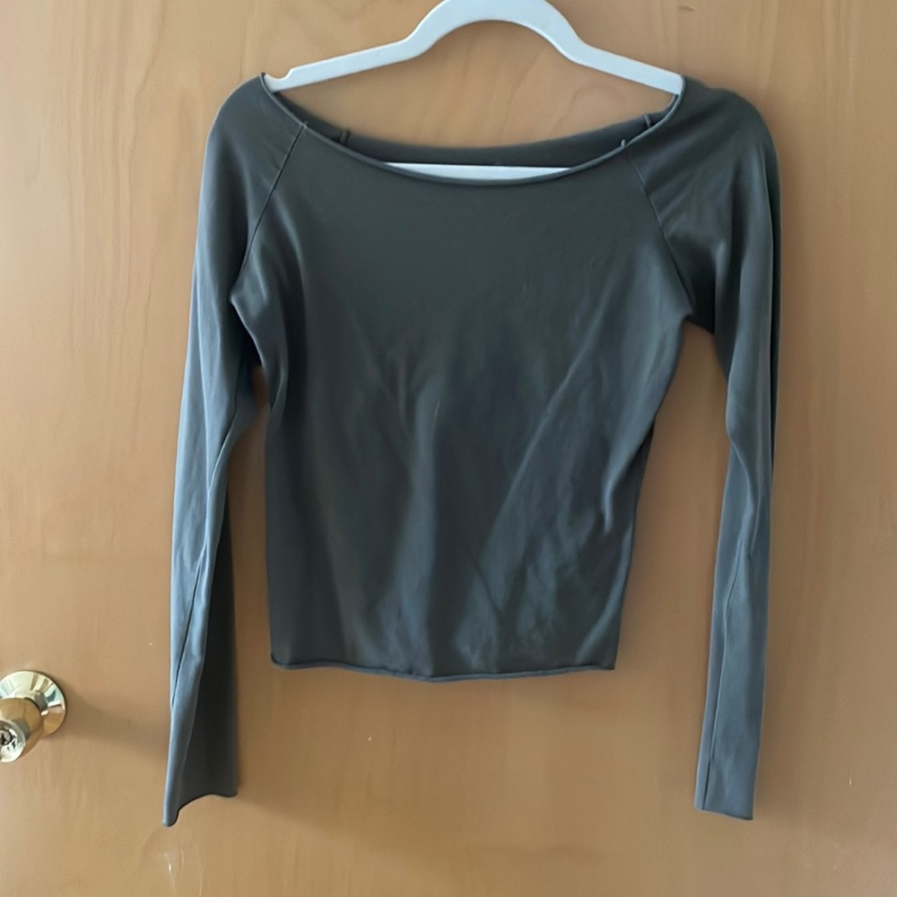 BRANDY MELVILLE OFF THE SHOULDER TOP